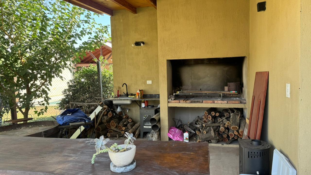 Galería techada con parrillero