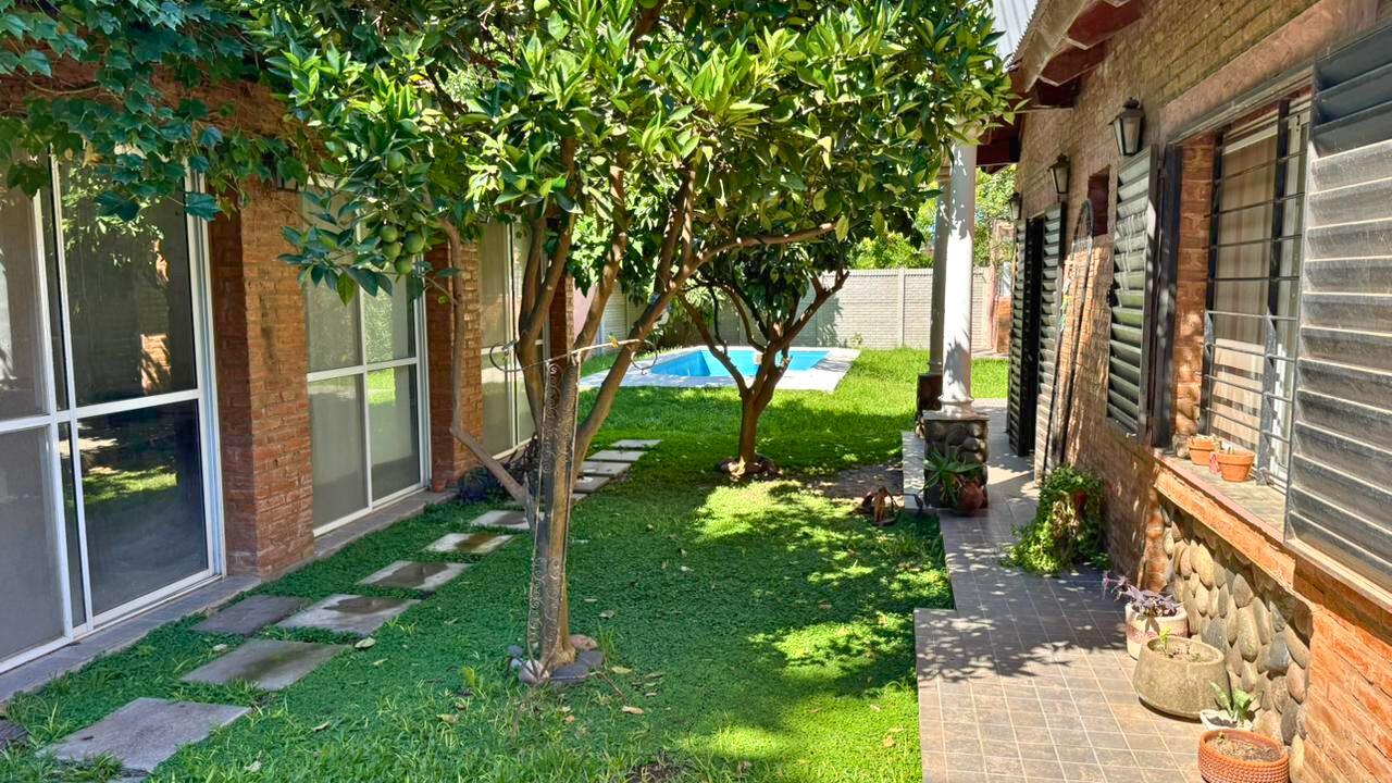 Quincho techado con parrillero